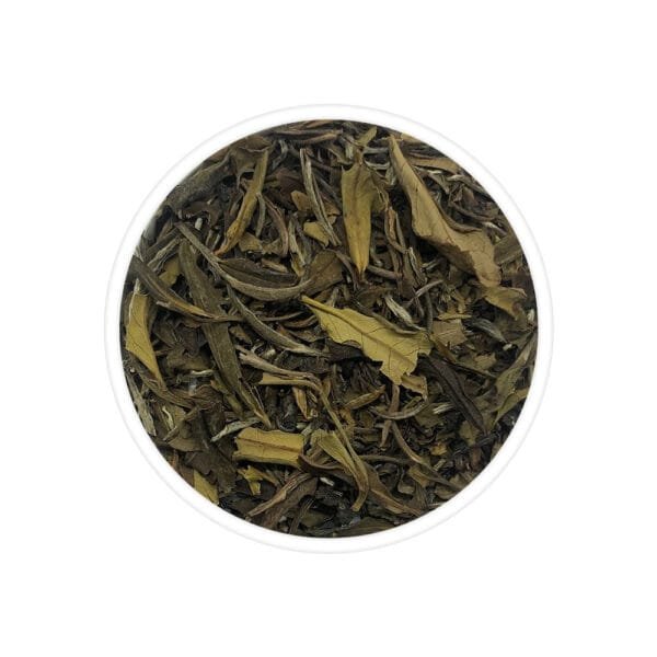 Organic Ekta Golden Emperor Oolong Tea: Vibrant leaves with green and golden hues, reflecting freshness and organic origins.